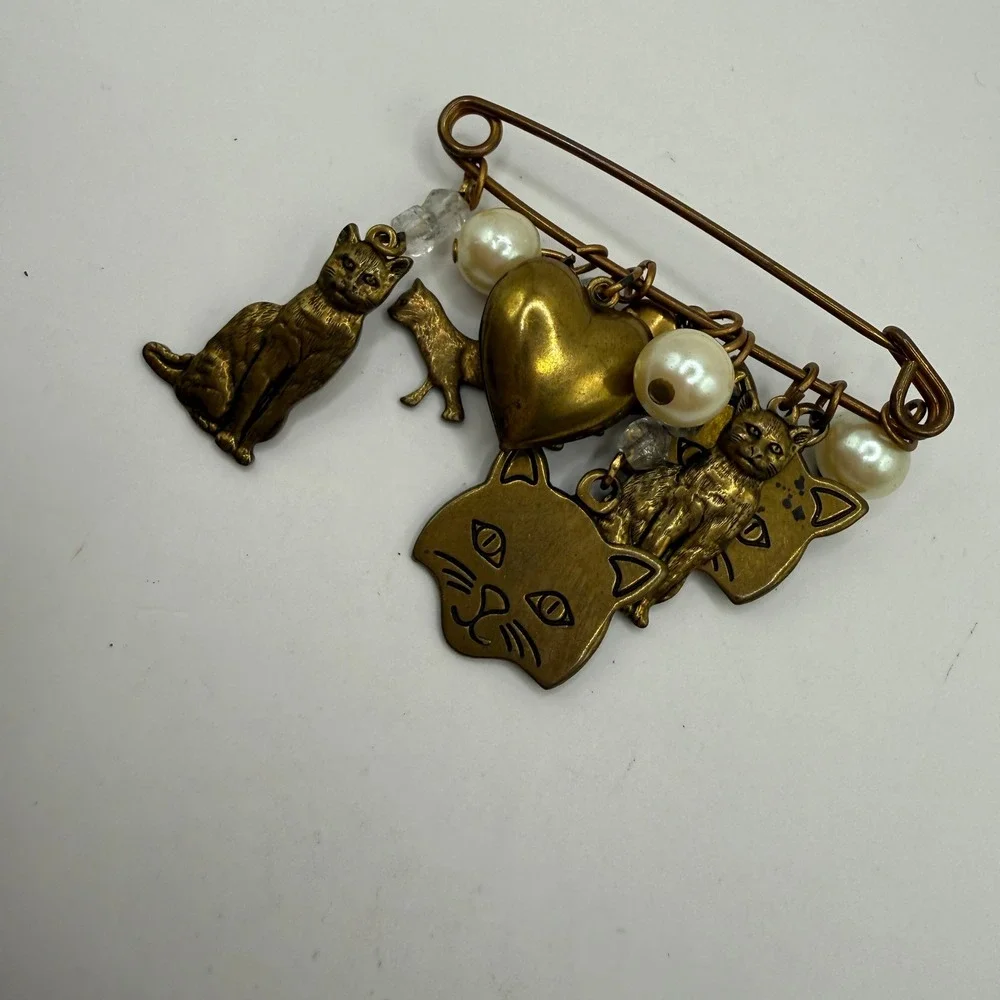 Vintage‎ Whimsical Cat Heart Pearl Charm Safety Pin Brooch Gold Bronze Tone